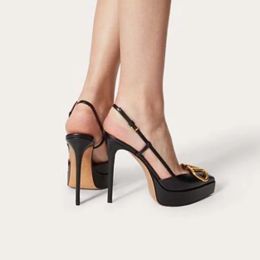Sandali famosi designer donna fibbia in metallo 100% scarpa di design in pelle 11 cm con tacco alto Comodo tacco con plateau di alta qualità 35-41 sandalo da donna Roma