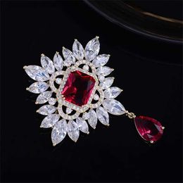 Pins Brooches New Fashion Exquisite Baroque Court Badge Zircon Brooch Womens Retro Red Crystal Coat Sweater Jewellery Accessories Y240329