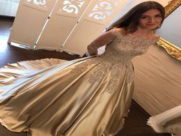 Вдохновленное золотое кружевное бальное платье Вечерние платья для выпускного вечера Дешевые иллюзии с длинными рукавами Аппликация с открытыми плечами Дизайнерский атласный плиссированный Quincea6945626