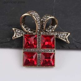 Pins Brooches Vintage Christmas Gift Box Glass Rhinestone Brooch Fashionable Luxurious Mens and Womens Suits Coats Clothing Accessories Pins Y240329