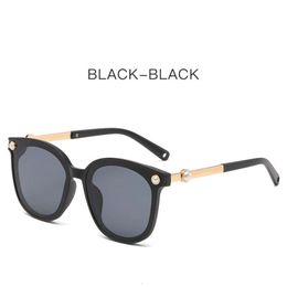 2024 Nova decoração de pérolas de alta qualidade leve estilo luxuoso óculos de sol femininos Tiktok A mesma versão de óculos de sol com fotos de rua de celebridades online para mulheres