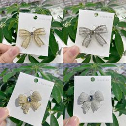 Pins Brooches Dmari Women Brooch Tiny Pearled Rosette Lapel Pins Bow Tie Shape Badge For Clothing Wedding Accessories Luxury Jewellery Y240329