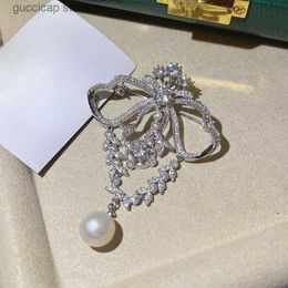 Pins Brooches French Palace Style Elegant Pearl Zircon Bow Ribbon Corsage Womens Evening Dress Pin Accessories Y240329