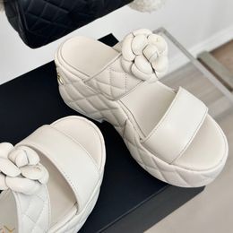 24ss Womens Slingbacks Sandals Designer Lambskin Platform Wedge Heels 7cm Slipperss Slip On Slides Matelasse Quilted Texture With Camellia Flower Beach Shoe