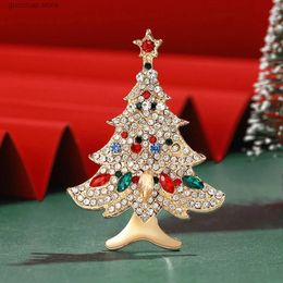 Pins Brooches Dmari New Year Gift Cute Rhinestone Tree Badge Christmas Tree Brooch Pin Women Jewellery Accessories For Clothing Y240329