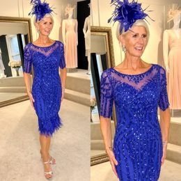 Chic Royal Blue Mother of the Bride Dresses Scoop Neck Kort ärm paljetter Bröllopsgästklänning Fjädrar Knä längd Mammas klänning