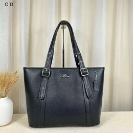 Women's Shoulder Bags Are on Sale at the Factory Olay with Leather Zipper Large Internal Phone Pocket Multifunctional Top Opening and Closing