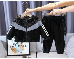 2021 designer boy Sets reflective twopiece children handsome childrens clothing male and female baby plus velvet suit letter prin4856157