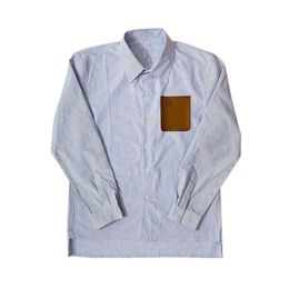 A versão correta da camisa listrada de marca de couro com bolso de camurça Luo Jia com design de fenda frontal curta e traseira longa para homens casuais e mulheres mangas