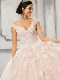 2023 Nya rosa billiga quinceanera klänningar bollklänning V-ringning 3D-blommapplikation från axeln Tiered for Sweet 16 Dresses