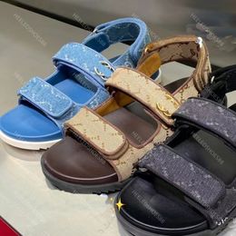 Designer-Sandalen, Damenschuhe, Rindsleder-Druck, Denim-Schnalle, Patchwork, Hakenschlaufen-Rückenriemen, Designer-Schuhe, flacher Absatz, lässige Damen-Sandale 35–41