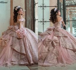 Abiti Quinceanera romantici con paillettes rosa chiaro con fiocco largo Abiti sexy con spalle scoperte Allacciatura sul retro Abiti da ballo principessa gonfi a strati Dolce 15 16 Abito da ballo formale CL3433