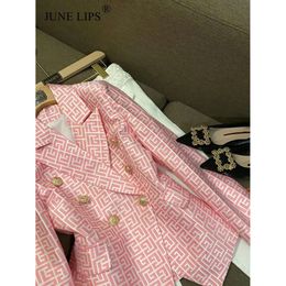 Jacken Damen JUNE LIPS HIGH STREET Est 2022 Designerjacke Damen Rosa Löwenknöpfe Zweireihiger schmal sitzender Jacquard-Blazer