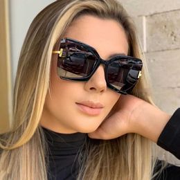 Sunglasses Brand Designer T-shaped Sunglasses 2024 New Square Womens Sunglasses Large Frame Colourful Shadow FPR Womens Oculos J240330