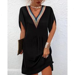 Vestido feminino preto elegante com decote em V em cor contrastante de verão