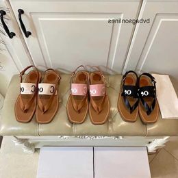 Designer Chlee Slippers 2024 New Summer Square Head Flat Bottom Sandals Letter Versatile Casual Roman Style Outward Wear Clamping Foot One Button 2CZ5
