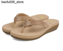 Sandals The best-selling womens slider high-quality rhinestone slope heel flap anti slip elastic pad Korean fashionable summer sandals Q240330