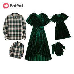 パットパットファミリーマッチング衣装グリーンベルベット補充首のフリルスリーブ女性ドレスと格子縞のシャツファミリールックセット