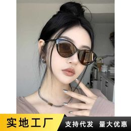 Cats Eye schwarzer Rahmen Internet rot polarisierte Sonnenbrille Damen trendige quadratische Gesicht schlankmachende Sonnenbrille High-End-Reisebrille