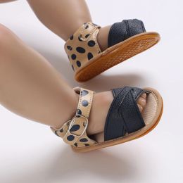 Baby sommar ny stil ihåliga andningsbara sandaler härliga icke-halk gummisolade gångskor