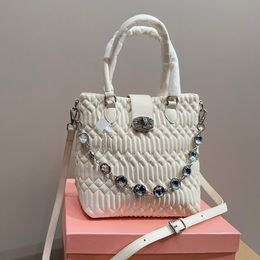 Borsa di design Borsa tote con catena di diamanti ad acqua Borsa a tracolla portatile da donna ispirata al cristallo alla moda, lussuoso e di alta qualità 2024 Estate Nuova piega 10A