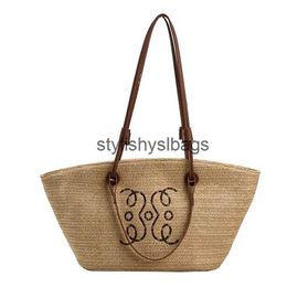 Totes French style straw bag 2023 new womens agricultural hand woven handbag seaside holiday portable womens shoulder bag H240330