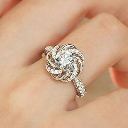 Design delicato Caoshi Anello grazioso Accessori dolci per cerimonia nuziale Colore argento lucido zirconi di gioielli con le dita