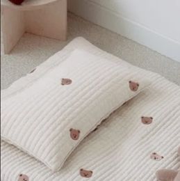 Модная детская подушка, хлопковая дышащая мягкая подушка для новорожденных с вышивкой, мультяшным медведем, Оливером, тюльпаном, 240321