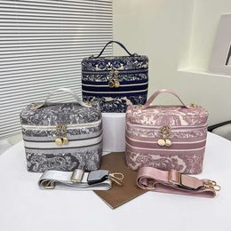 Large Capacity Travel Animal Image Canvas Embroidered Makeup Storage Fashionable Portable Wash Bag 90% factory direct