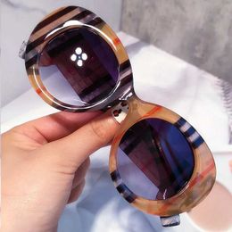 Sunglasses New Fashion Large Round Frame Colourful Stripe Sunglasses for Women Brand Designer Black Sunglasses for Women Showcase Shadow J240330