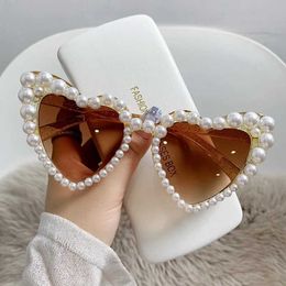 Sunglasses Fashionable retro heart-shaped imitation pearl frame sunglasses UV400 womens cat eye glasses Fashion beach party sunglasses J240330