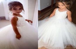 2021 Vintage Flower Girl Dresses Lace Tulle Spaghetti Straps Sleeveless Puffy Pageant Gown Holy Communion Dresses for Girls3487989