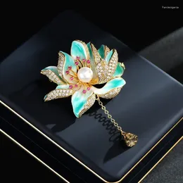 Brooches Classic Women Elegant Enamel Lotus Tassel Pearl Pins Fashion High Quality Exquisite Plant Badges Jewelry For Lady Party