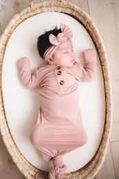 Urodzony niemowlę solidny kolor dziecięcy 95% bambus 5% Spandex Wygodne miękkie wiązane suknie 240325