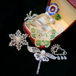 Brooches Winter Delicate Dragonfly Butterfly Zircon Brooche Temperament Elegant Snowflake Corsage Luxury Sweater Suit Accessories Pin