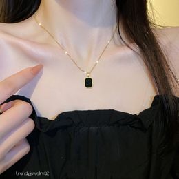 Двустороннее черно-белое эмалированное ожерелье с подвеской в виде натуральной ракушки для женщин, колье из желтого золота 14 карат, темпераментный подарок