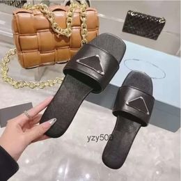 P Designer Shoes Sheepskin Slippers Women's Summer Flat Bottom Tricolour Sandals Geometry Slipper Lady Luxury Sandal Fashion New Style Leisure Slipper WQNF