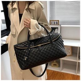 Large Oversized Es Quilted Leather Travel Bag Women Mens Keepall Sport Tote Clutch Messenger Bags S Fashion Handbag Crossbody Designer Duffle Shoulder Bags