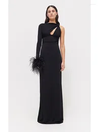 Casual Dresses BEVENCCEL 2024 Black Sexy One Shoulder Long Sleeve Feathers Dress Women Hollow Out Elegant Celebrity Party Maxi