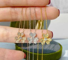 Designer High version V Golden Van Lucky Clover Necklace for Women Thick Plated 18k Rose Gold Full Diamond Petals Flower Collar Chain