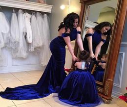 Unique Halter Neck Mother And Daughter Dresses Open Back Sleeveless Princess Party Gowns Long Velvet Flower Girls Dresses For Wedd9037397