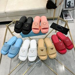 2024 Novo Desginer Triângulo Straw Weave Chinelos Sandálias Plataforma Ráfias Chinelos Mulher Mens Verão Salto Plano Casual Flip Flops Ao Ar Livre Piscina Sliders Praia Sapato