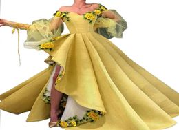 Abito da sera giallo con spalle scoperte Fiore 3D Dubai Split Abiti da sera pieghettati formali Lungo elegante arabo Alto basso Festa da donna 8065862