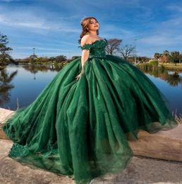 2022 Vintage Emerald Green Quinceanera Dresses Lace Appliques Crystal Beads Off Shoulder Lace Up Back Tulle Puffy Ball Gown Party 7126743