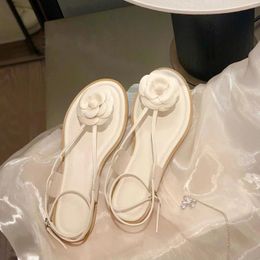 Slippers Camellia Sandals Spring/Summer 2024 Fragrant Wind Clip Toe Strap Flat Women Shoes Thin Belt Designer