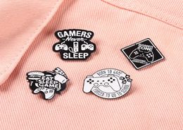 Black White Letter Gamepad Shape Brooches Unisex Alloy Enamel Geometric Lapel Pins For Game Enthusiast Party Clothes Badge Accesso3031096