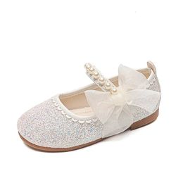 Kinder Mode Girls Mary Janes für Party Hochzeitsshows Seiten Bogen Perlen elegante Prinzessinschuhe Chic Kids Shoes Non-Slip 240416