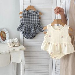 Clothing Sets Ins Summer Baby Girls 2PCS Clothes Set Cotton Plaid Ruffle Sleeveless Tops Flower Embroidery Pp Shorts Suit Infant Girl Outfit