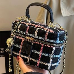 Fashionable plain weave tweed cross shaped bag for womens casual shopping chain shoulder bag with large capacity handbag 240426