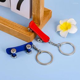 Keychains Keychain Skateboard Can Gliding Mini Multicolor Metal Key Ring Pendant Car Accessories Gift